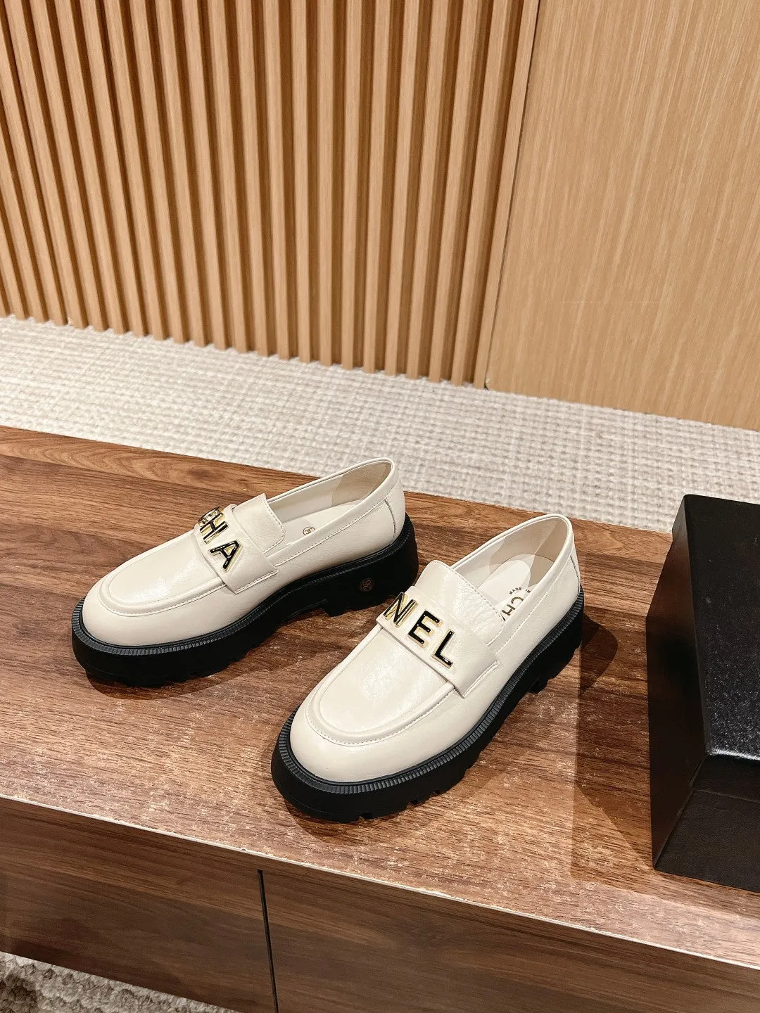 CH  Letter buckle loafers