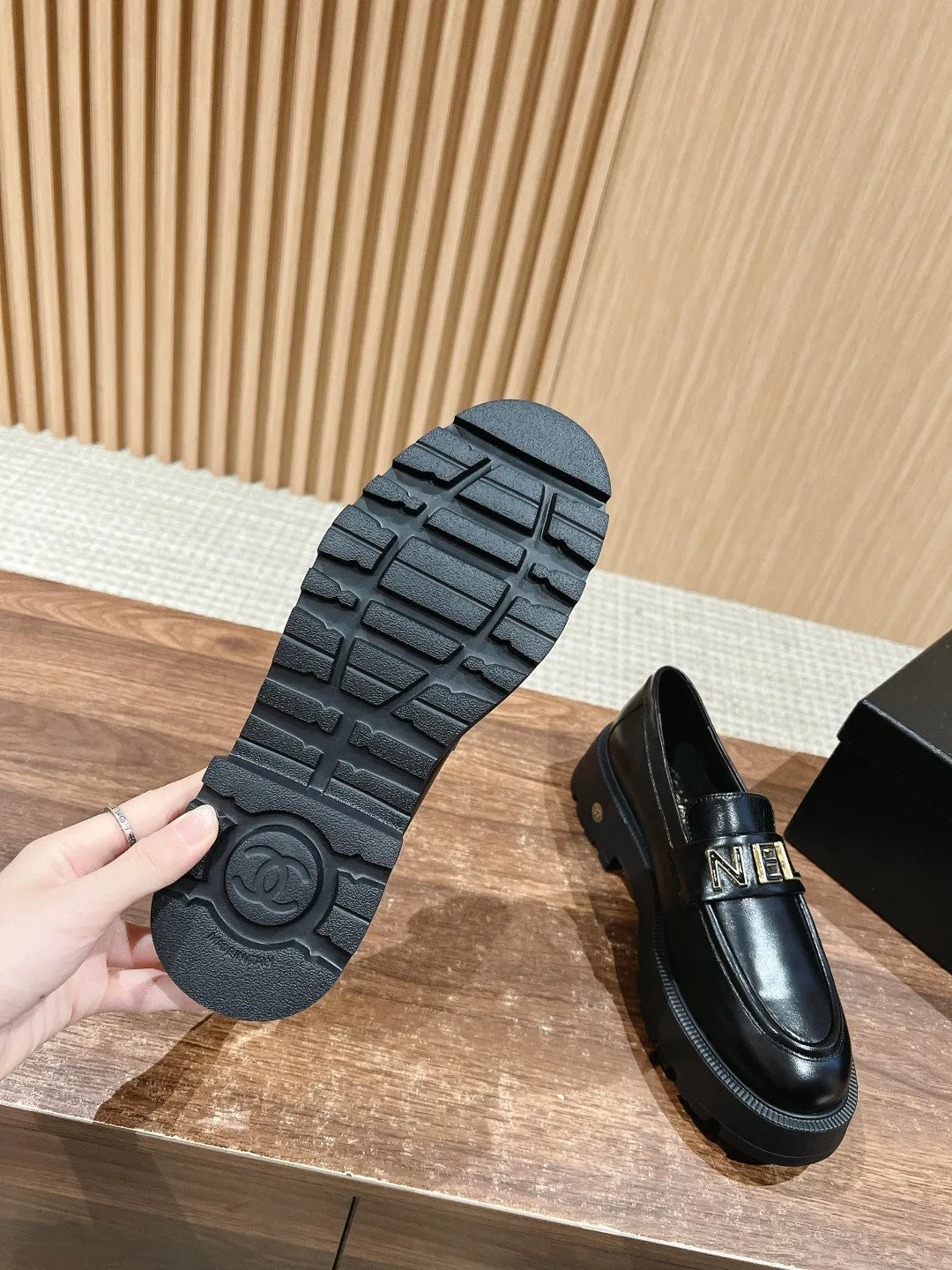 CH  Letter buckle loafers