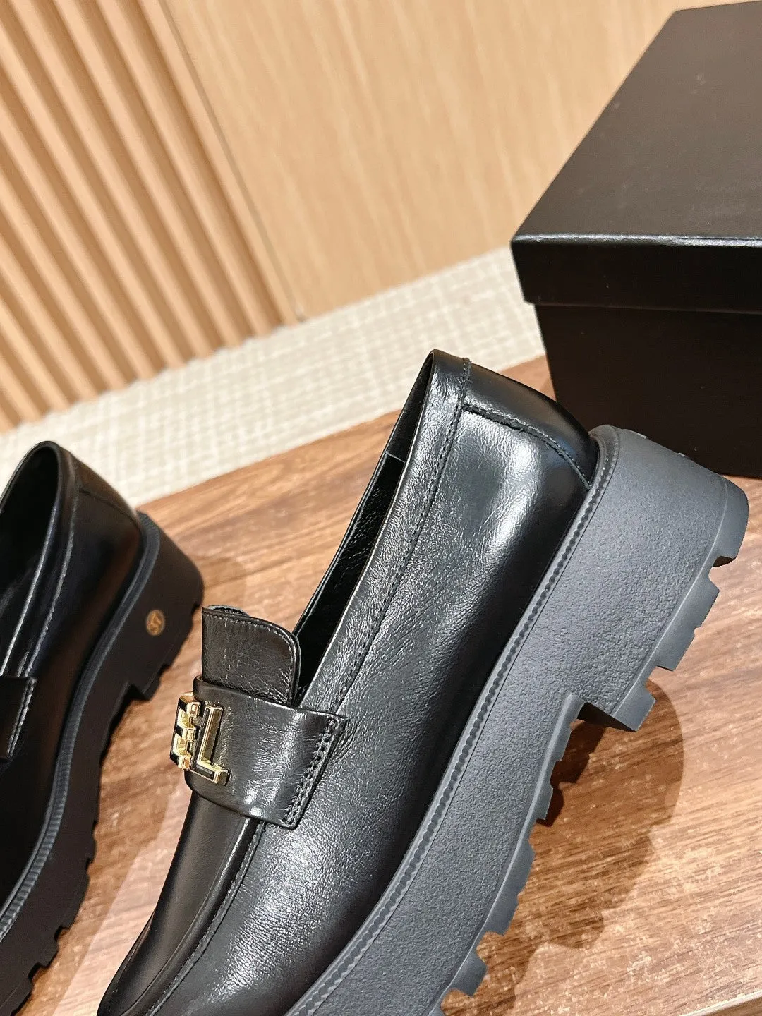 CH  Letter buckle loafers