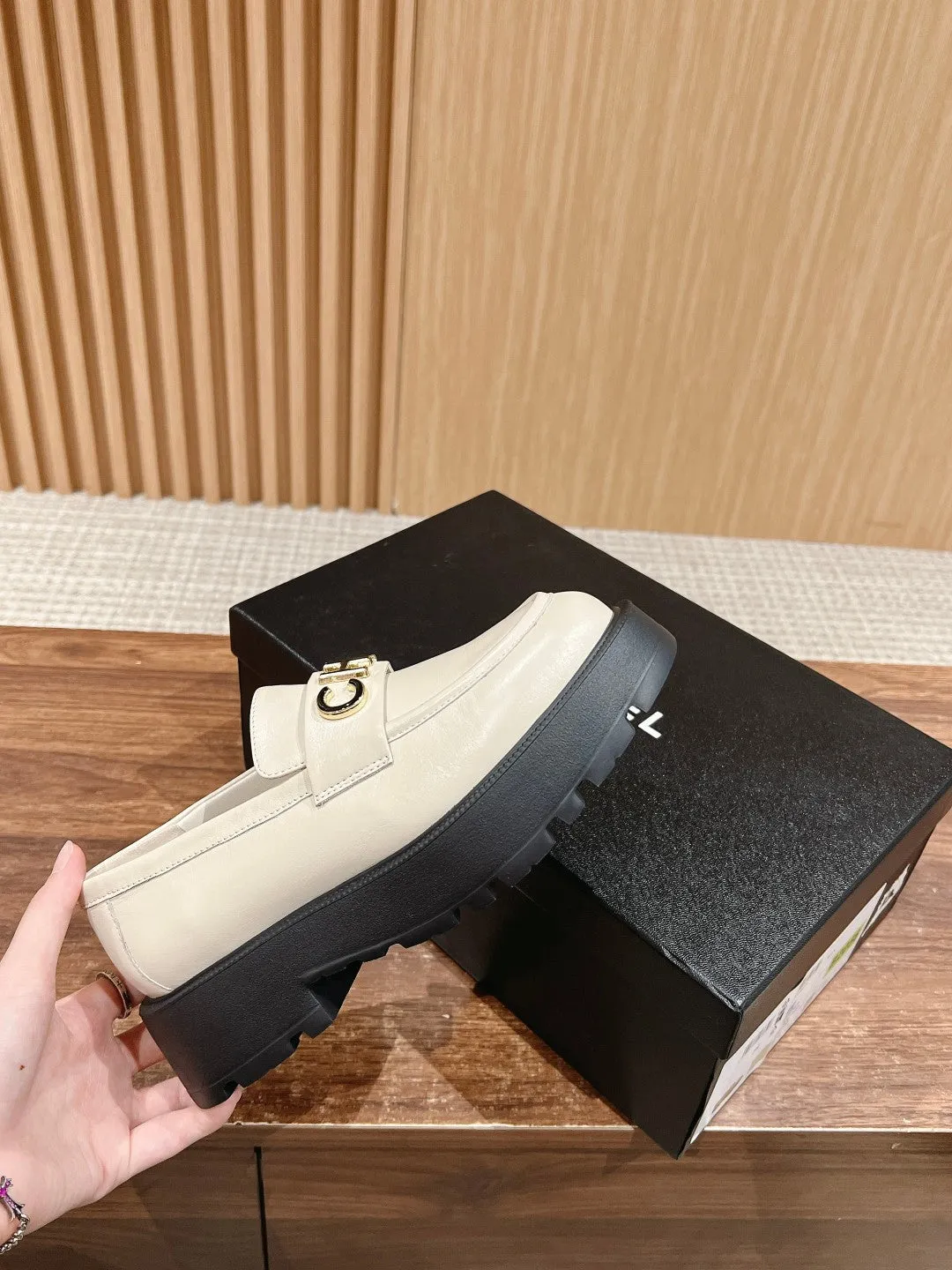 CH  Letter buckle loafers