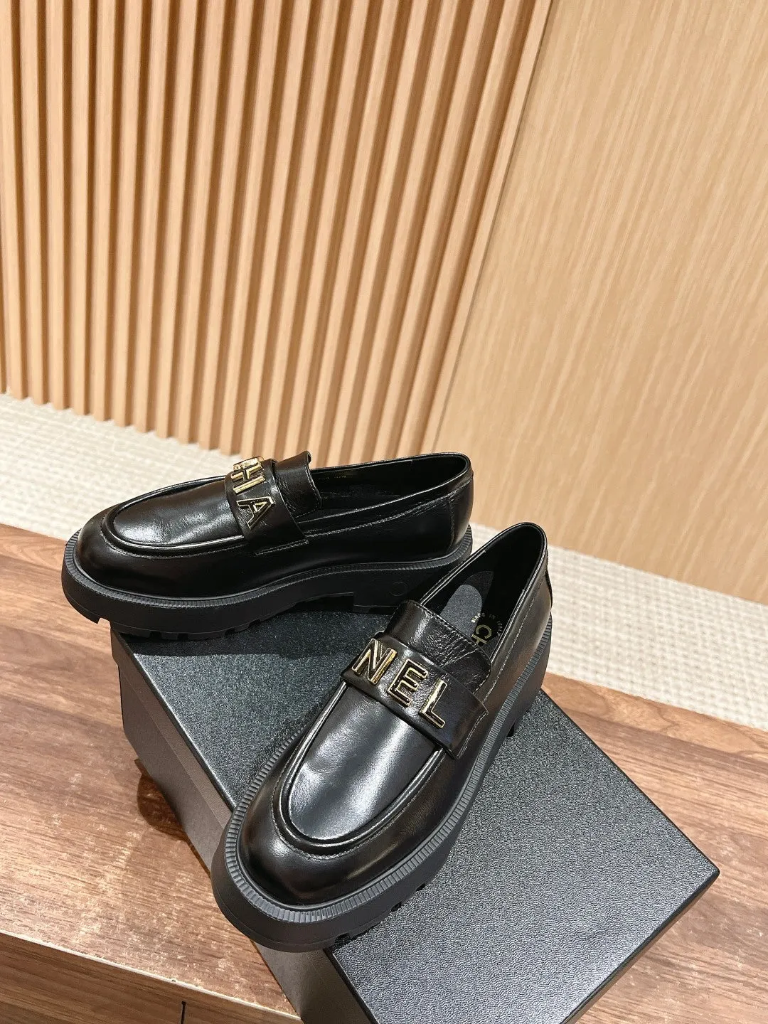 CH  Letter buckle loafers