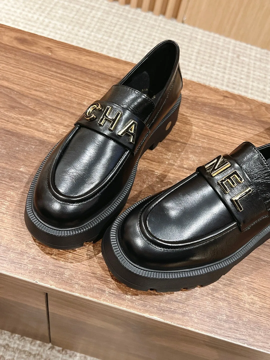 CH  Letter buckle loafers
