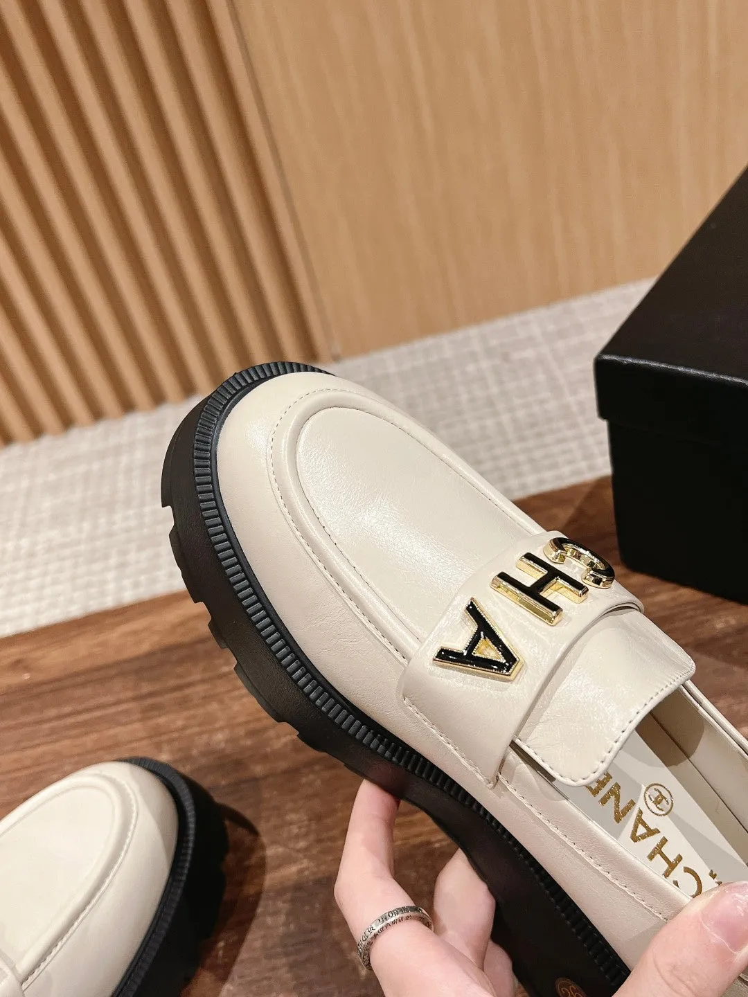 CH  Letter buckle loafers