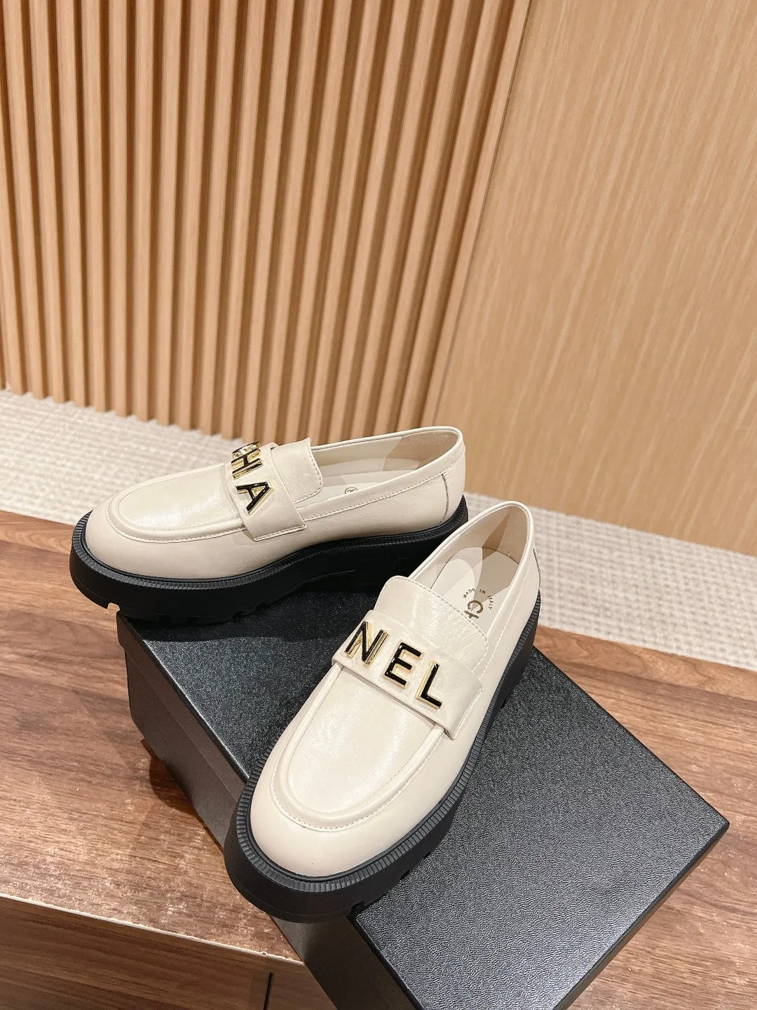 CH  Letter buckle loafers