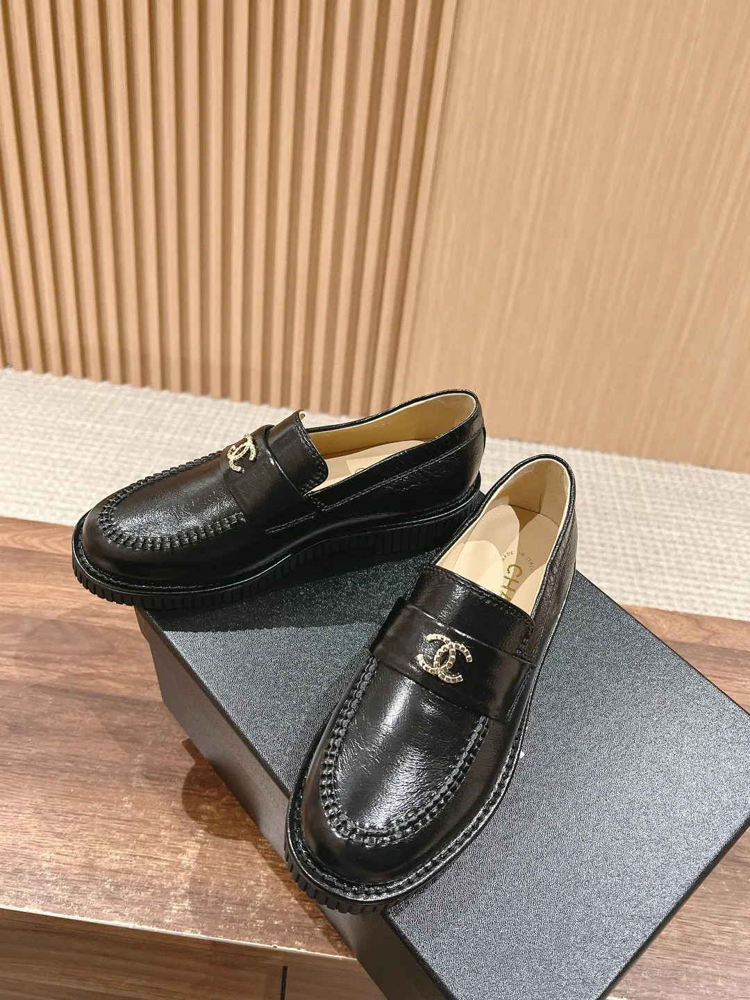 CH  𝟮𝟬𝟮𝟱/𝐬𝐬 new loafers