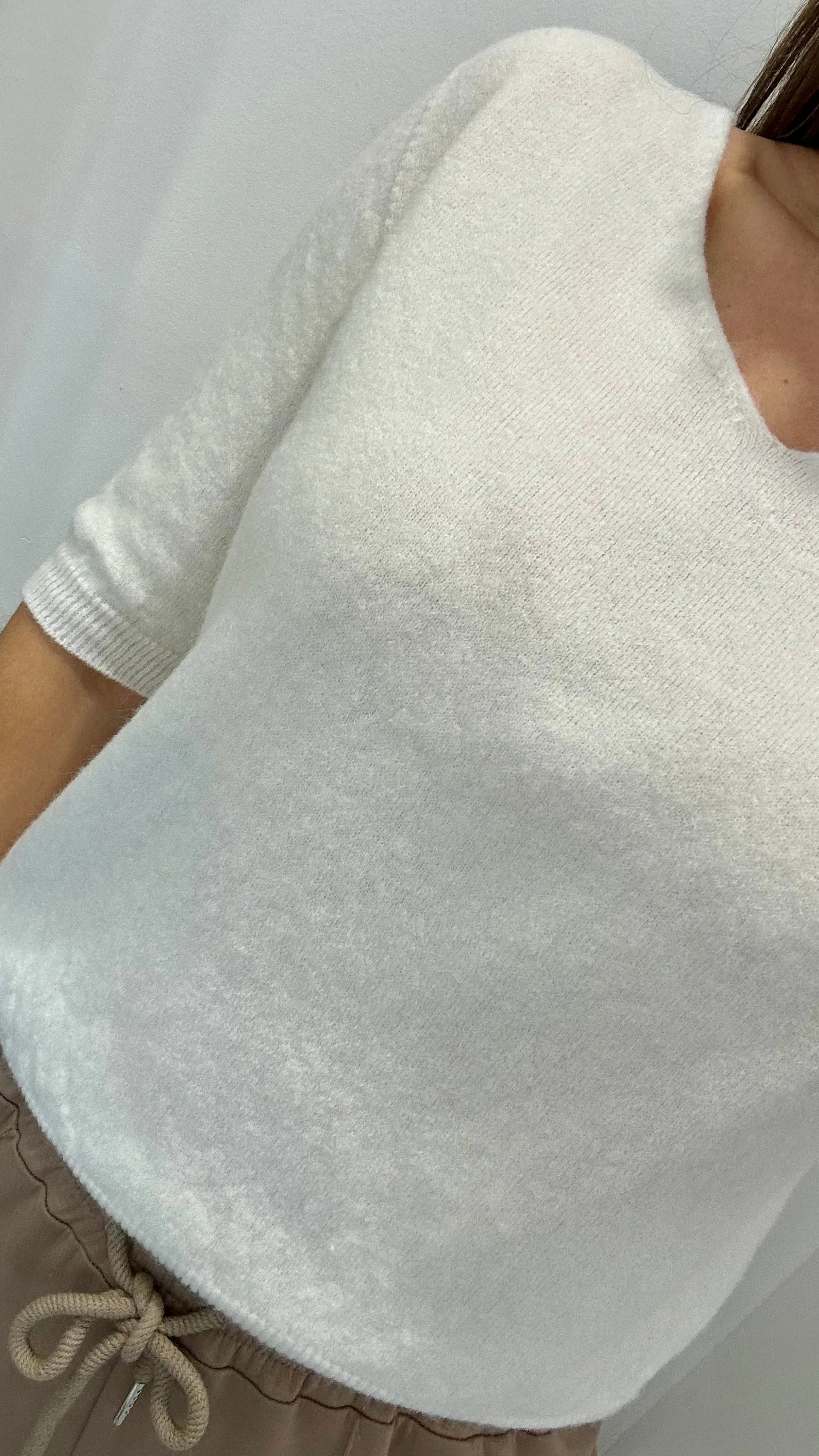 CREAM V NECK SHORT SLEEVE JUMPER