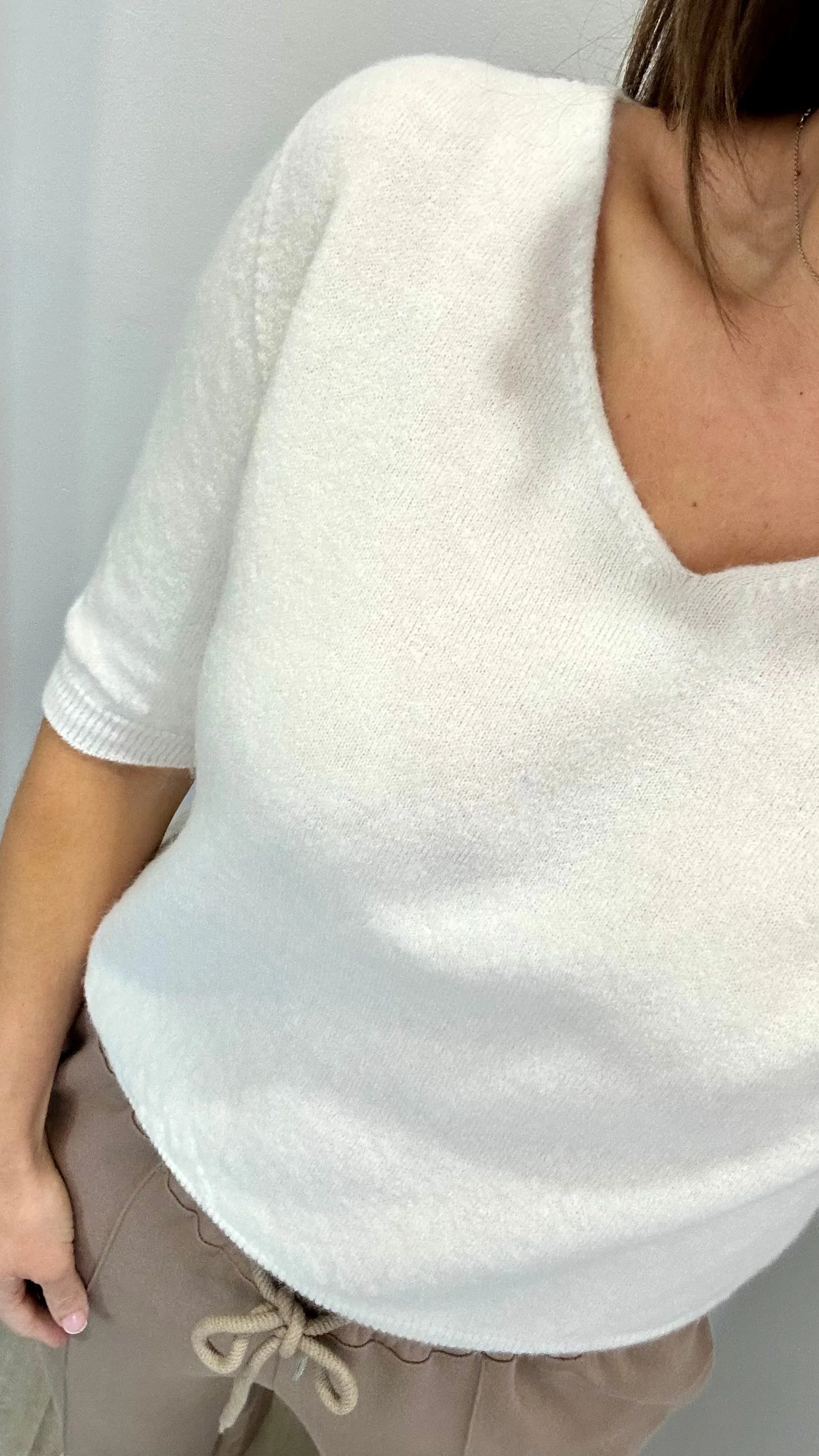 CREAM V NECK SHORT SLEEVE JUMPER