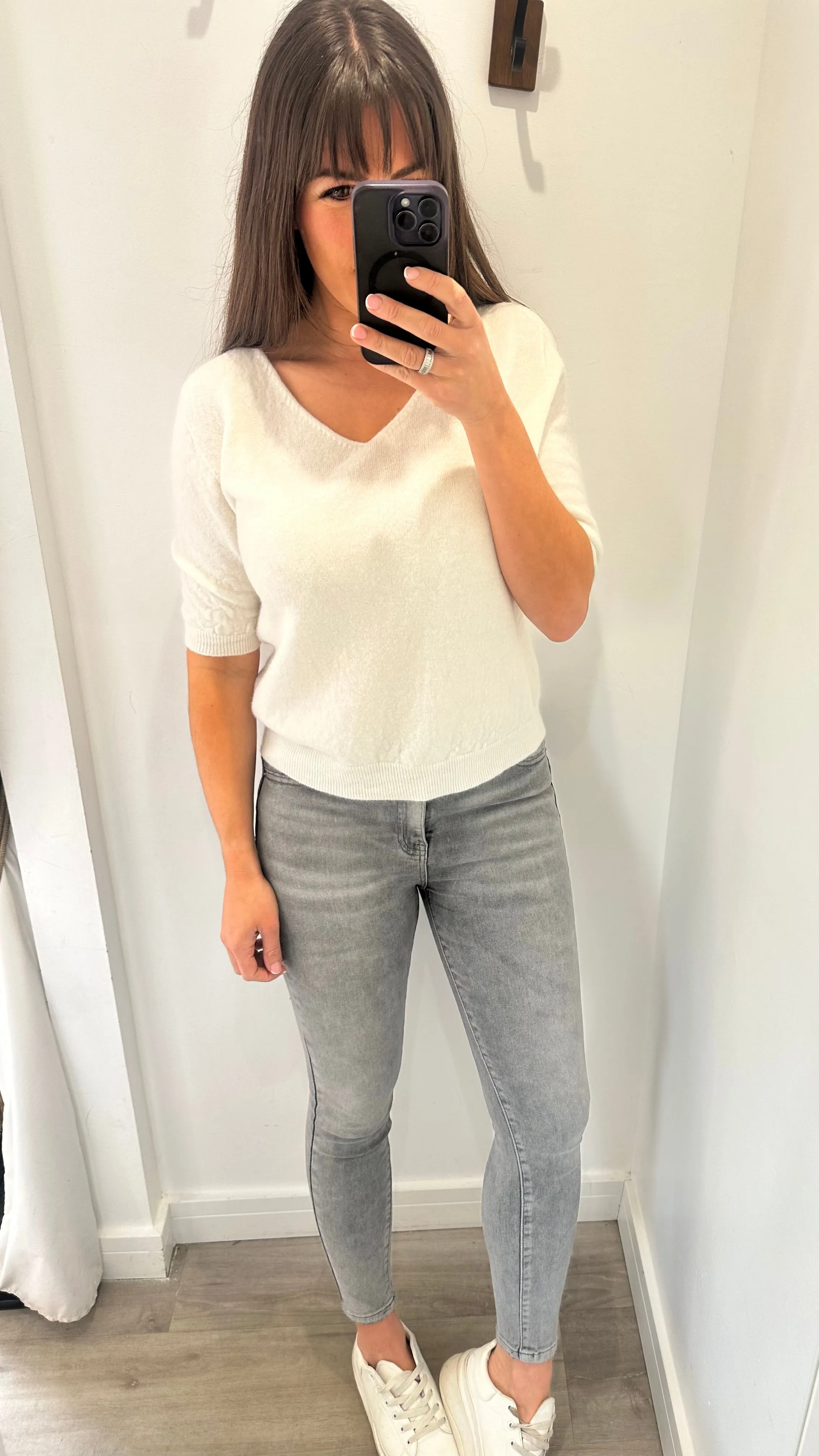 CREAM V NECK SHORT SLEEVE JUMPER