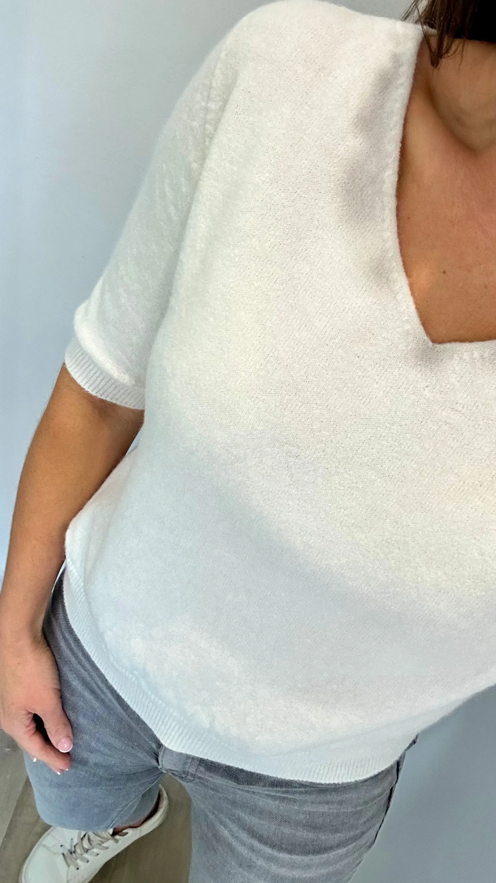 CREAM V NECK SHORT SLEEVE JUMPER