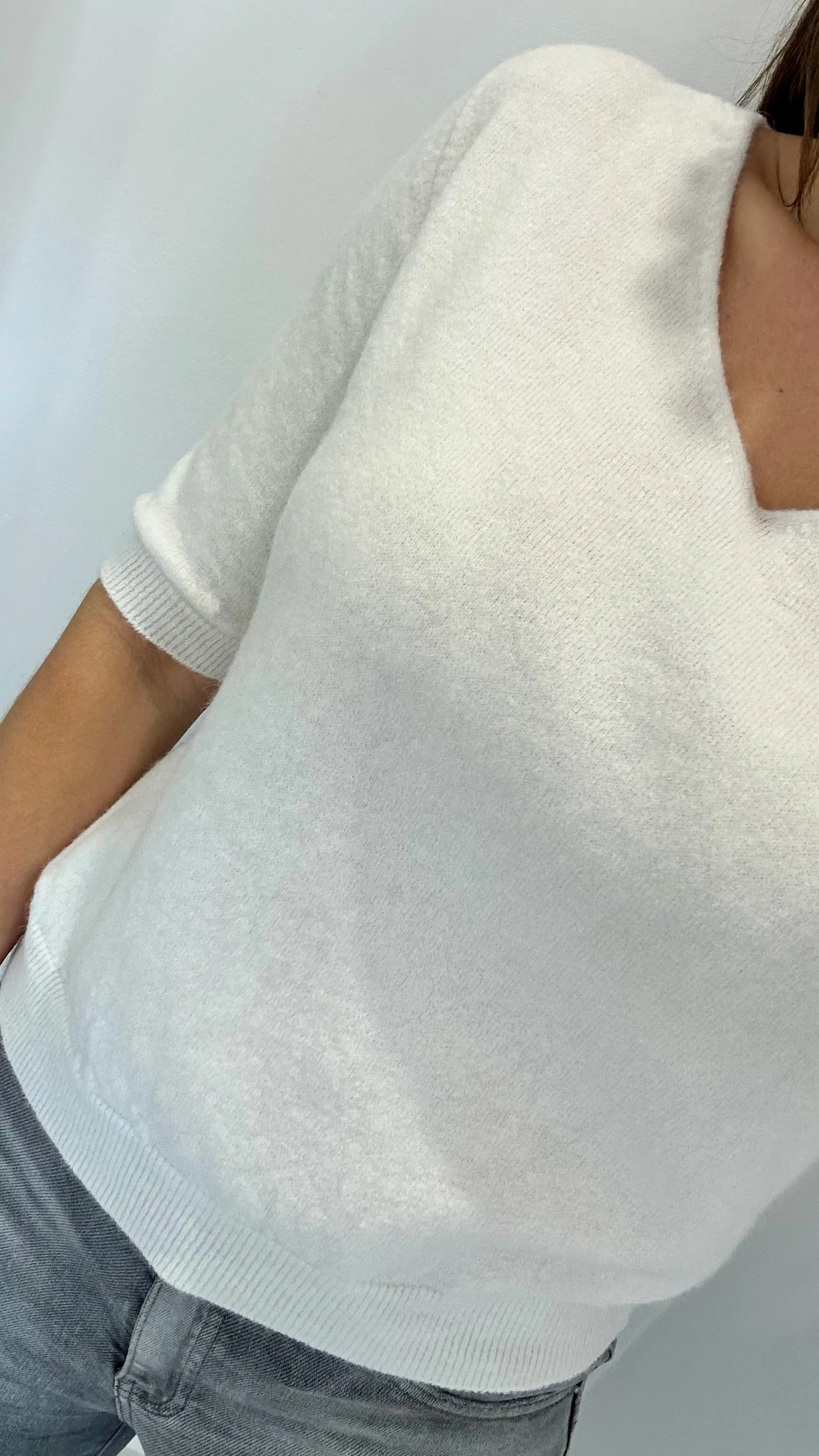 CREAM V NECK SHORT SLEEVE JUMPER