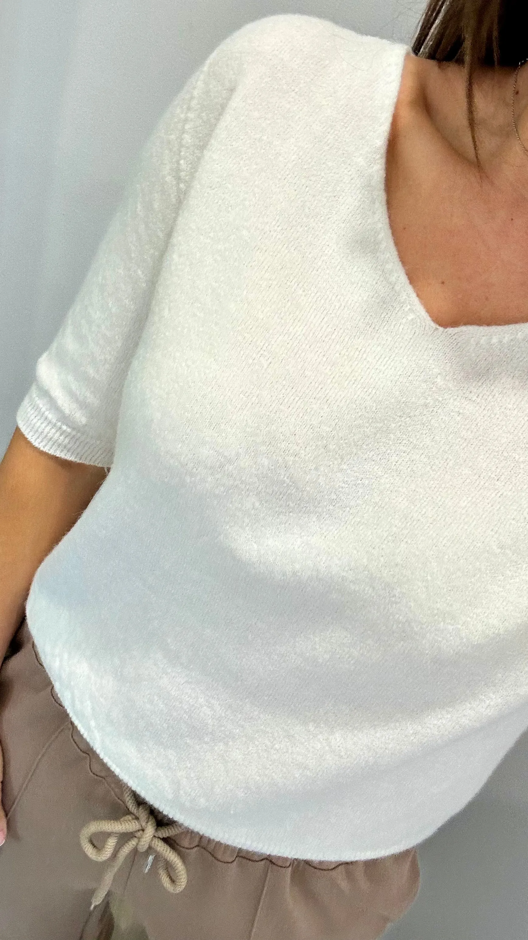 CREAM V NECK SHORT SLEEVE JUMPER