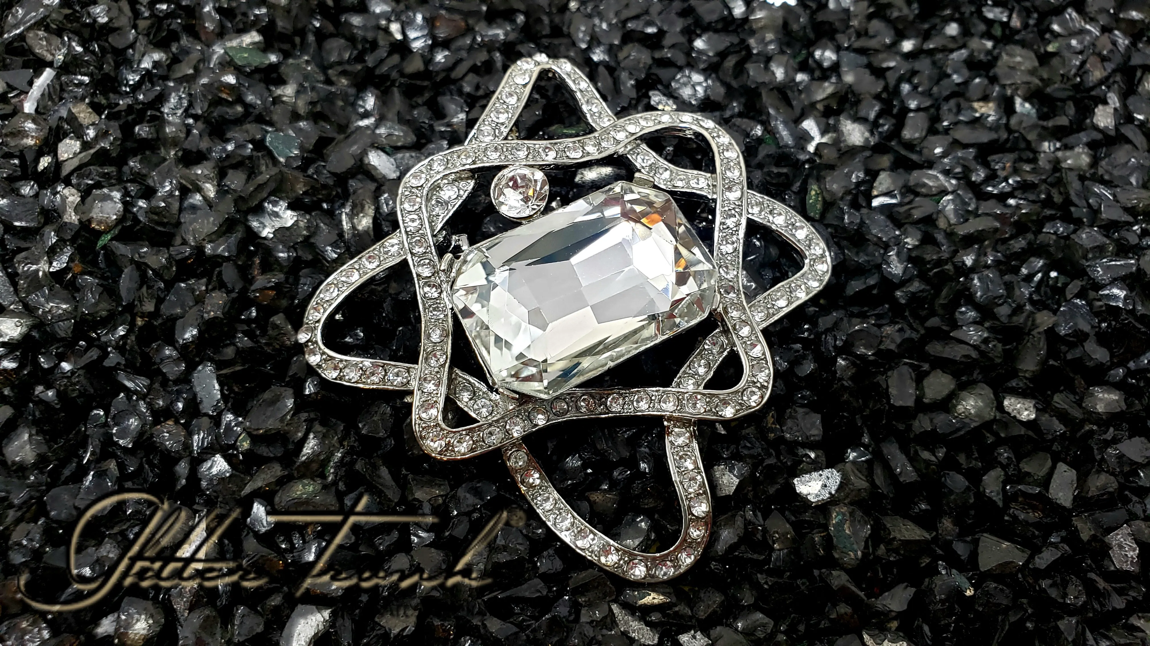 Starling Rhinestone Pendant