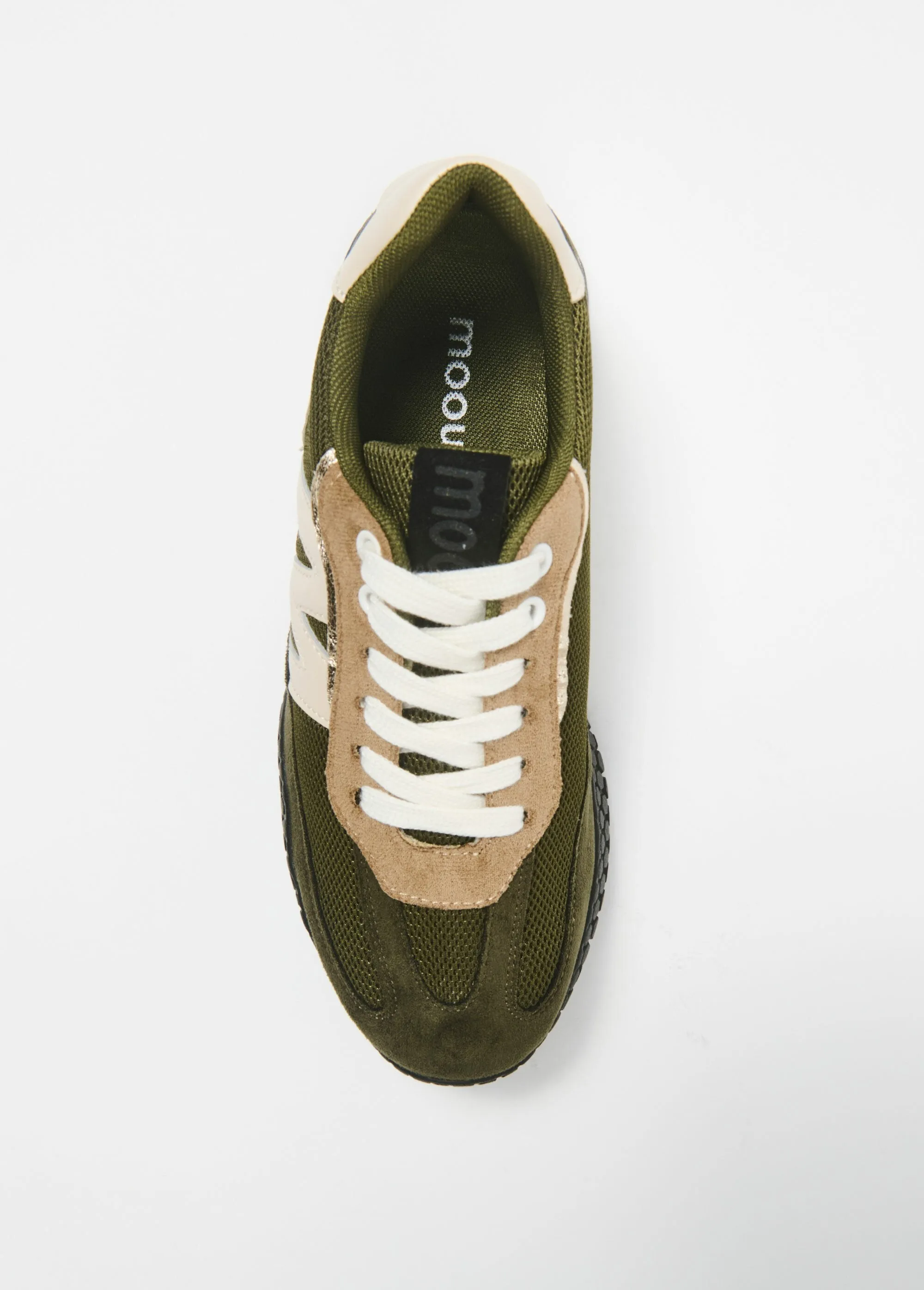 Trendy sneakers with thick lace-up soles