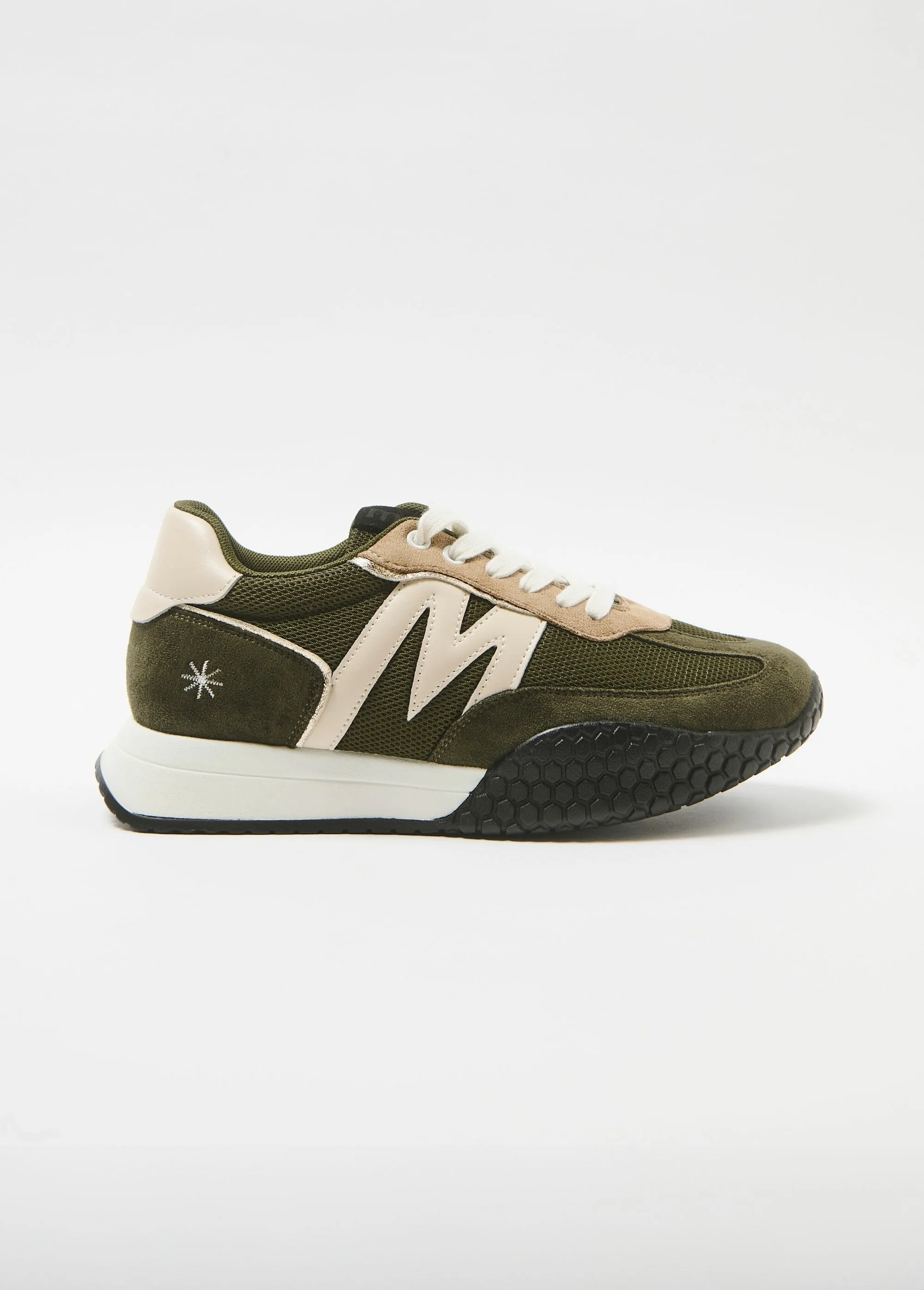 Trendy sneakers with thick lace-up soles