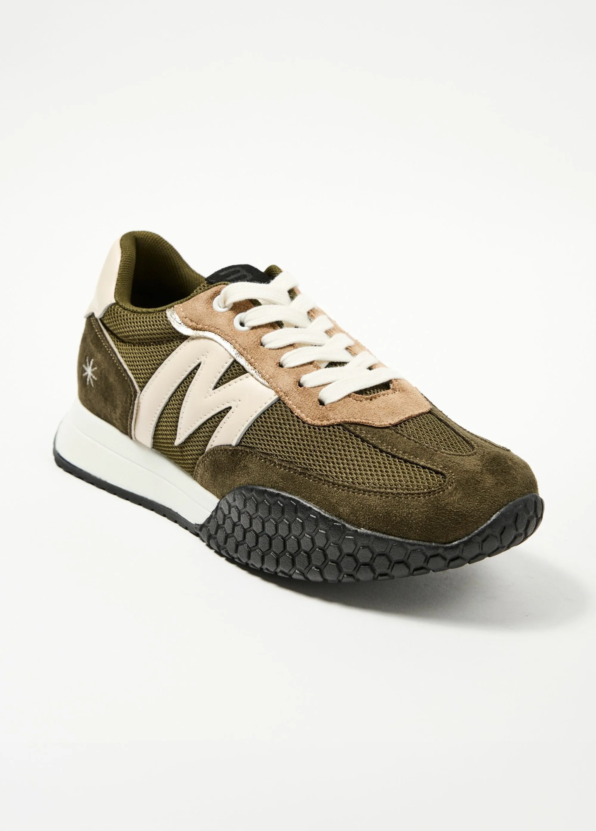 Trendy sneakers with thick lace-up soles